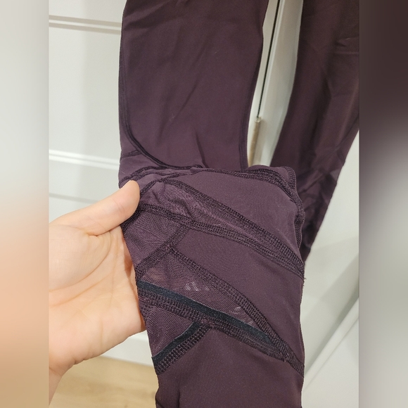 Like new lululemon size 4 leggings - Picture 3 of 3